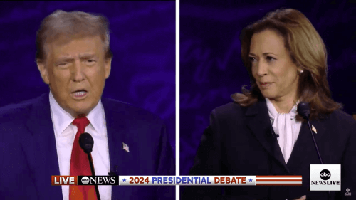 Trump และ Harris ในระหว่างการดีเบตประธานาธิบดีครั้งแรกในเมืองฟิลาเดลเฟีย 